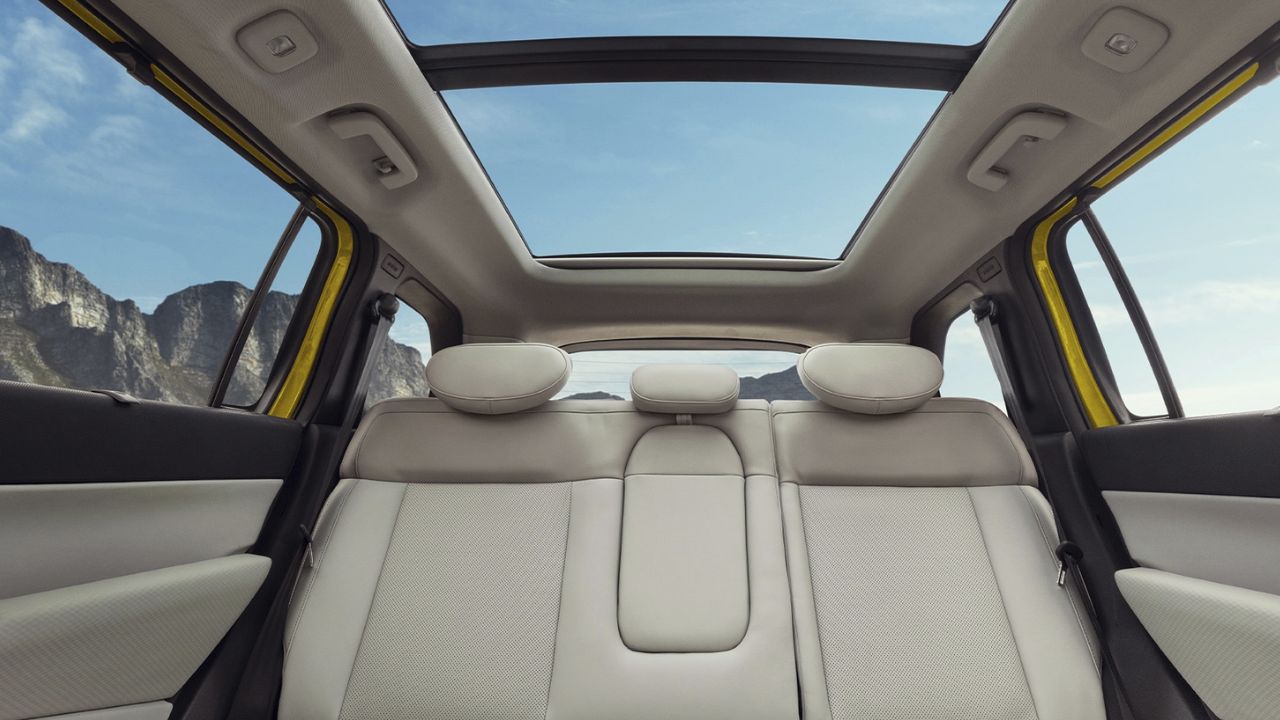 नई सिएरा का डैशबोर्ड ड्यूल-टोन ब्लैक-एंड-व्हाइट थीम में तैयार है, जिसमें क्रोम फिनिश एसी वेंट्स और पूरी चौड़ाई में फैली ब्लैक ट्रिम दी गई है। 4-स्पोक स्टीयरिंग व्हील के बीच में लगा इल्यूमिनेटेड टाटा लोगो इसे और भी मॉडर्न लुक देता है। ड्राइवर साइड पर टेरेन-मोड, ऑटो-होल्ड और स्पोर्ट मोड के बटन सहज पहुंच में रखे गए हैं।