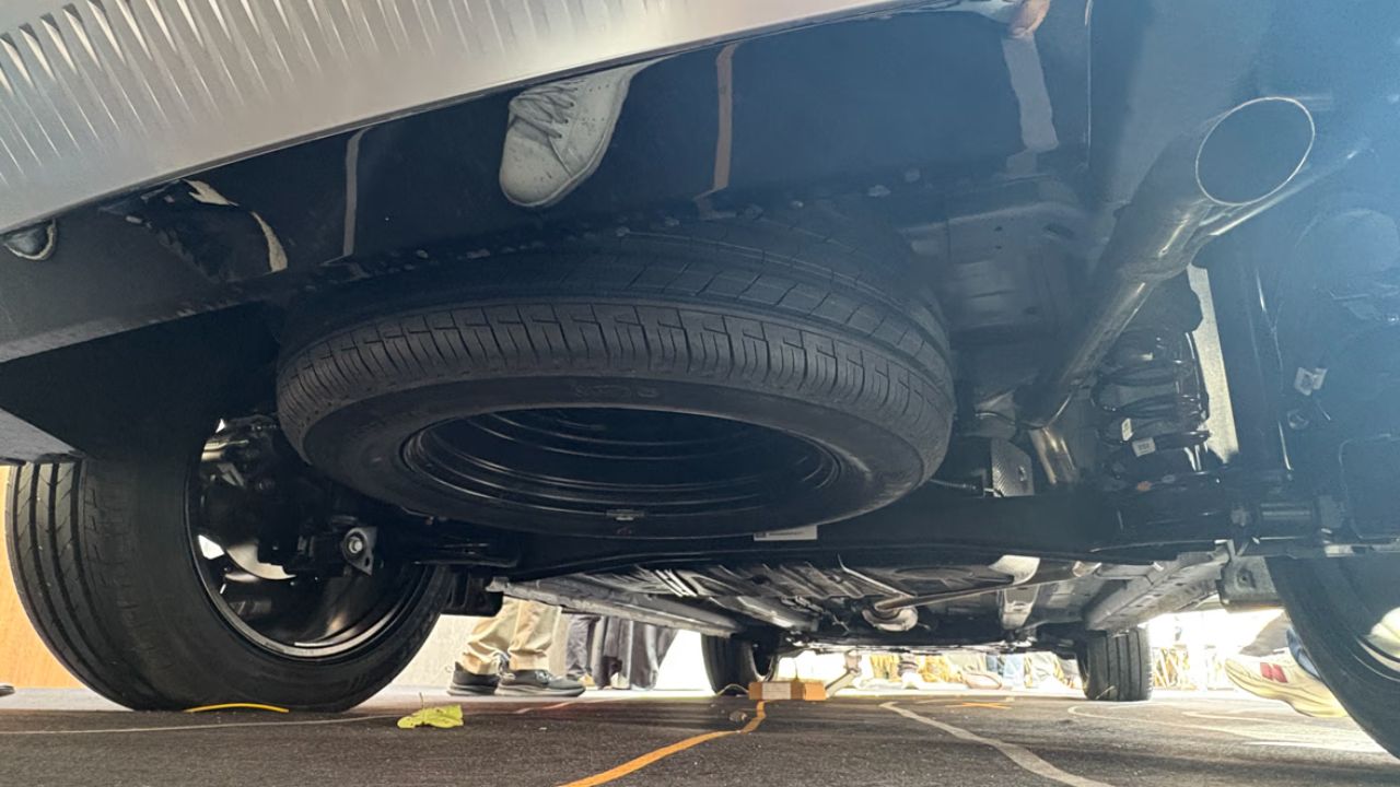 नई Tata Sierra की शुरुआती कीमत ₹11.49 लाख (इंट्रोडक्ट्री, एक्स-शोरूम) रखी गई है। पूरी कीमतें दिसंबर 2025 की शुरुआत में घोषित होंगी। यह SUV सीधे तौर पर Hyundai Creta, Kia Seltos, Maruti Grand Vitara, Toyota Hyryder, Honda Elevate, Skoda Kushaq और VW Taigun को चुनौती देगी।