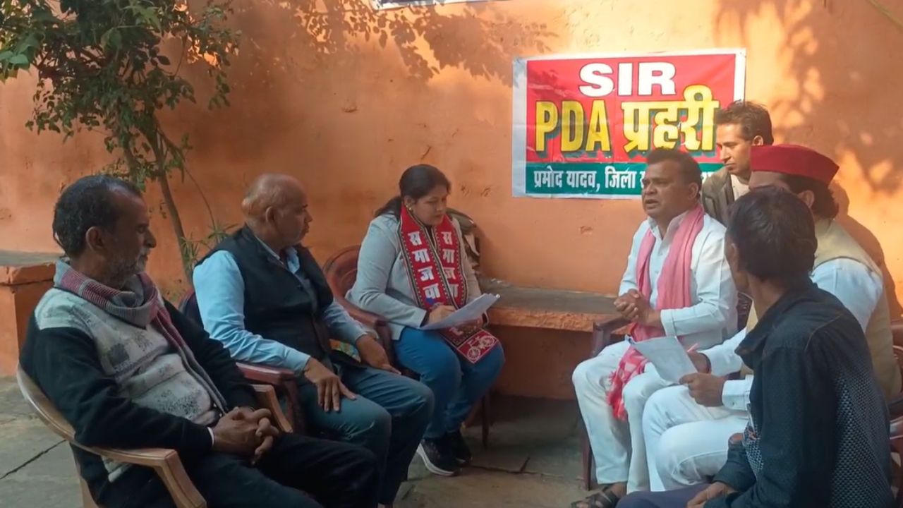 Sonbhadra News: सपा का जनसंपर्क अभियान, मतदाताओं को SIR फॉर्म भरने के लिए किया प्रेरित