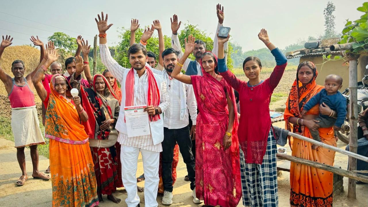 Sonbhadra Protest: गाँव में आज़ादी के बाद भी नहीं पहुँची बिजली, ग्रामीणों ने किया प्रदर्शन