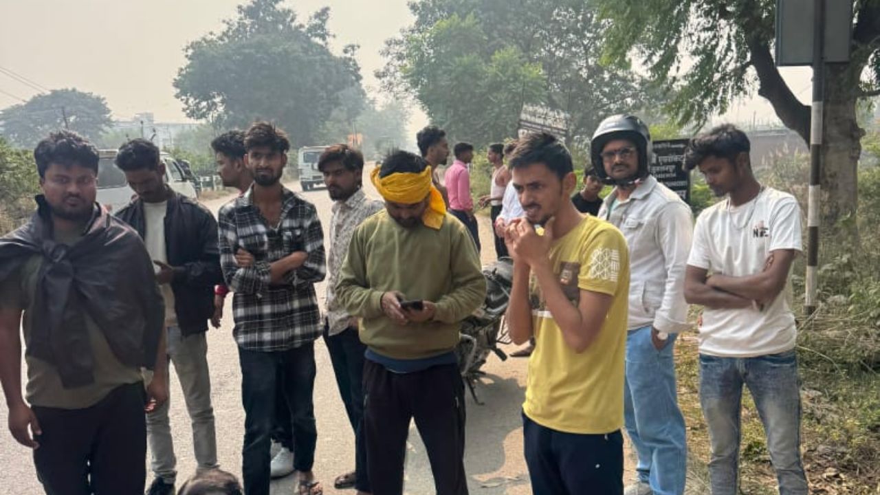 Sulatanpur News: एनएचएआई की लापरवाही से बड़ा हादसा: सड़क के गड्ढे ने ली महिला की जान