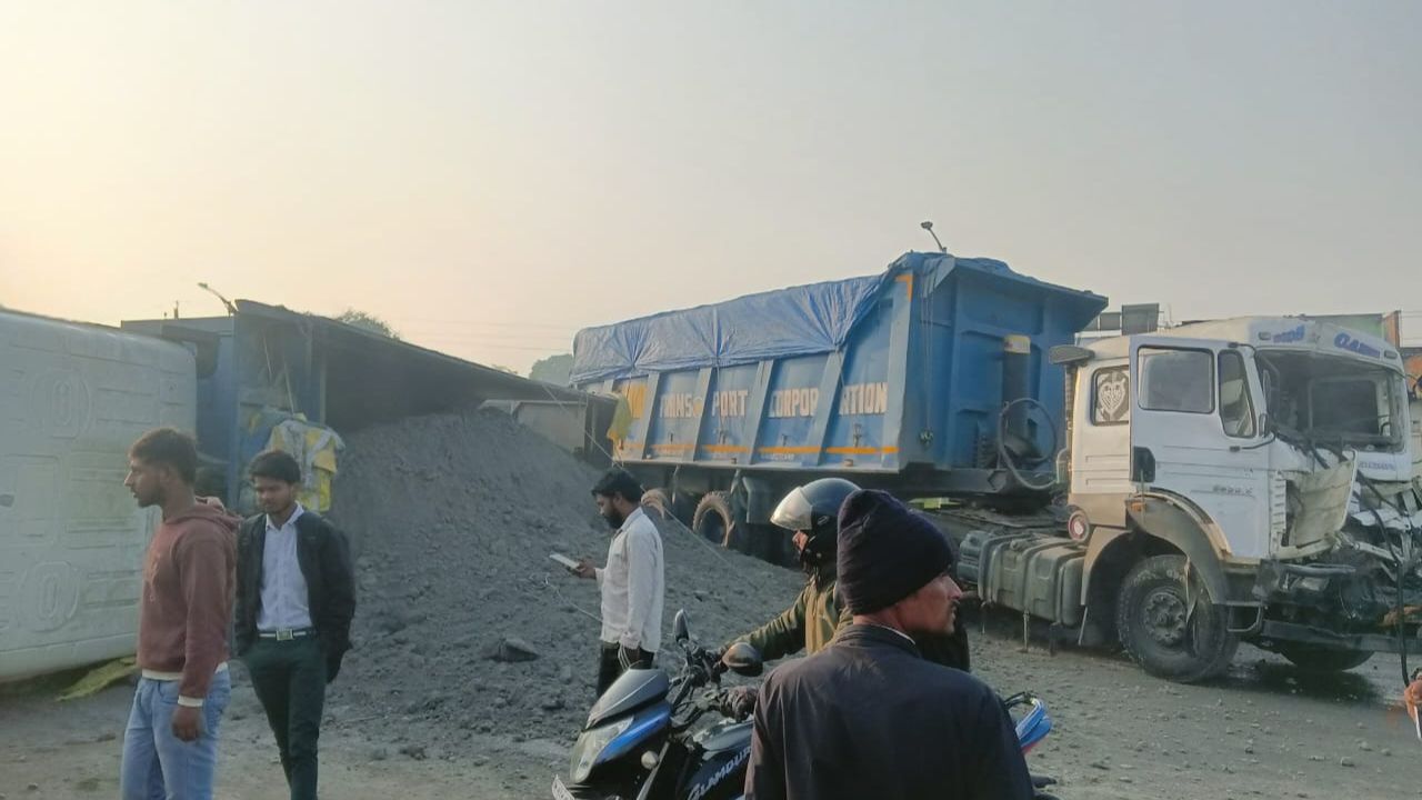 यूपी में तेज रफ्तार का कहर जारी: सोनभद्रा में दो ट्रेलरों की भिड़ंत, बाल-बाल बची स्कूल बस