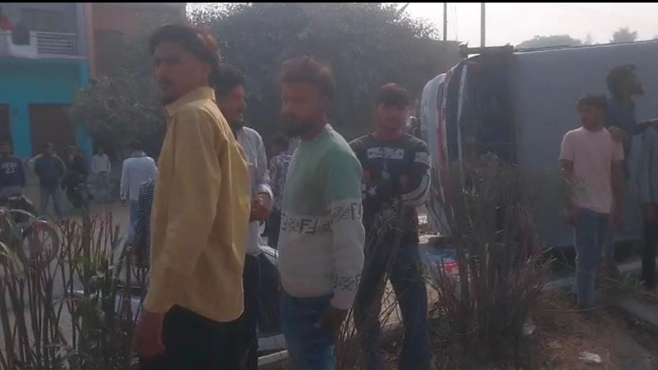 बरेली में अफरा-तफरी, बारातियों से भरी बस अनियंत्रित होकर पलटी, कई लोग घायल