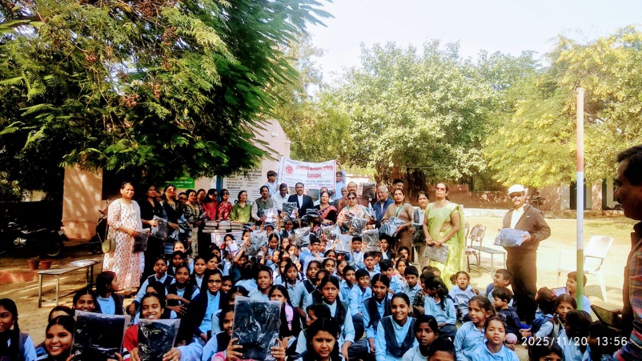 Bhilwara News: शिक्षा के साथ सेवा, भीलवाड़ा में बच्चों को सर्दी से बचाने का प्रयास