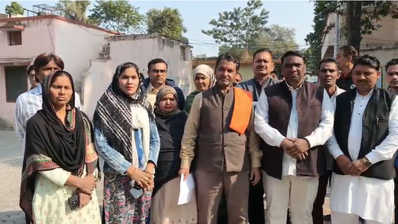 Muzaffarnagar News: हाईवे ढाबे पर मनमानी वसूली से परेशान यात्री, DM ऑफिस में किया हंगामा