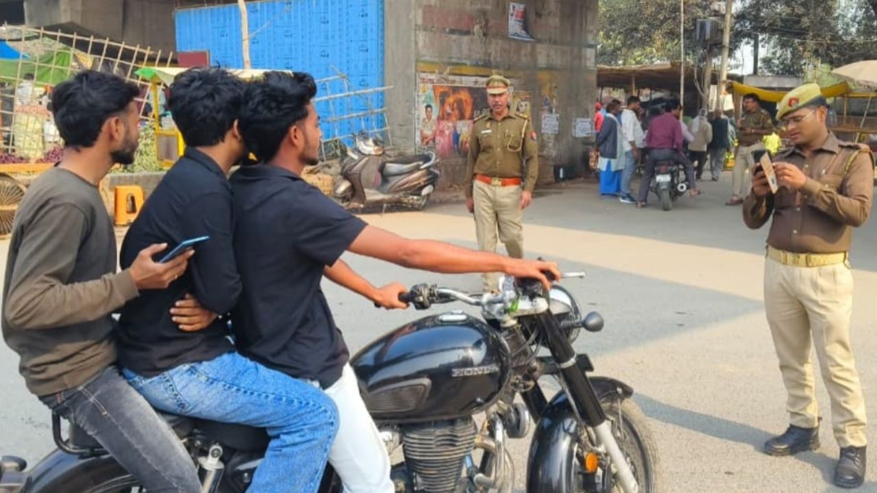 Deoria E Challan News: सड़क सुरक्षा के लिए सख्त कार्रवाई, सैकड़ों वाहन चालकों पर ई-चालान