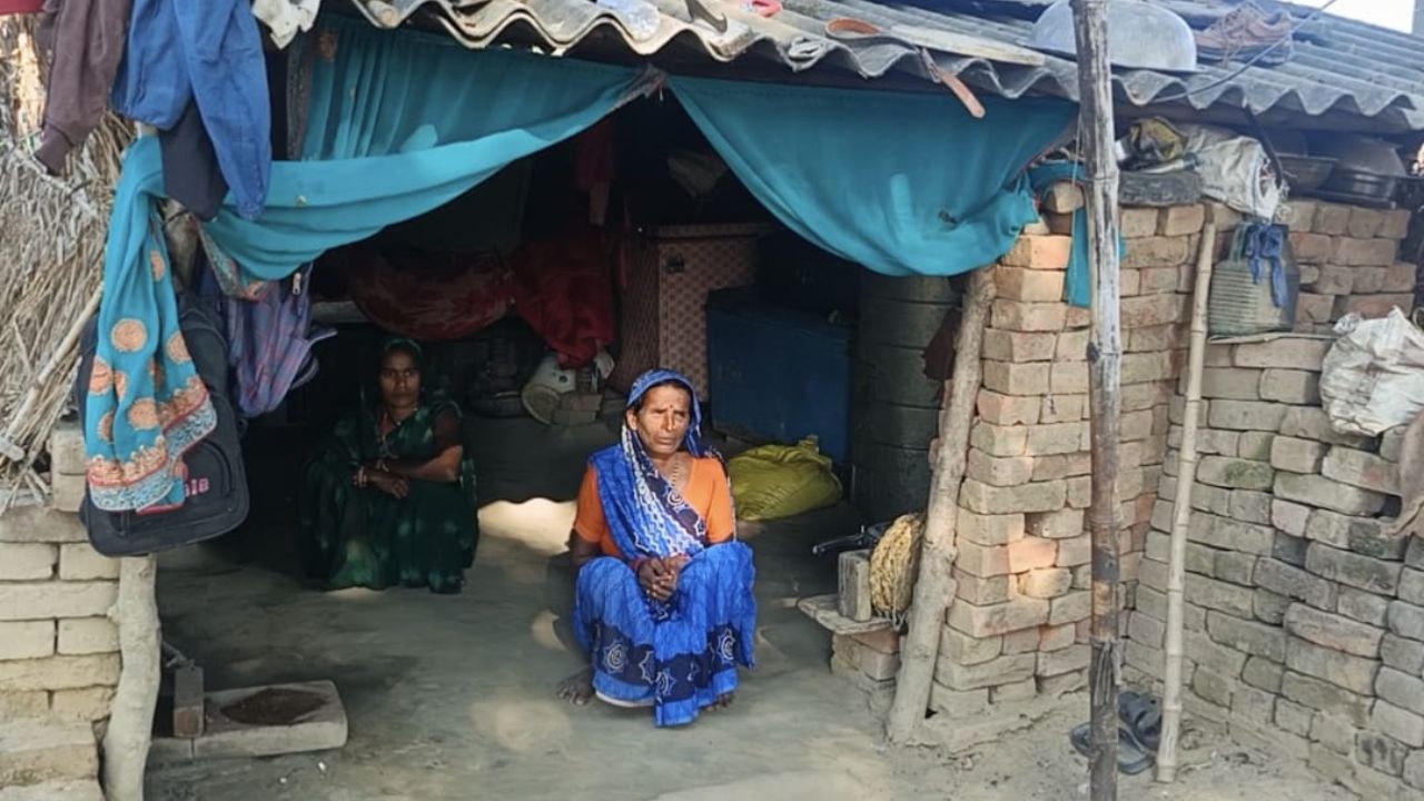 महराजगंज से सामने आई आवास योजना की जमीनी हकीकत, सपनों के घर नहीं, सिर्फ दुख और परेशानी में रहने को मजबूर लोग