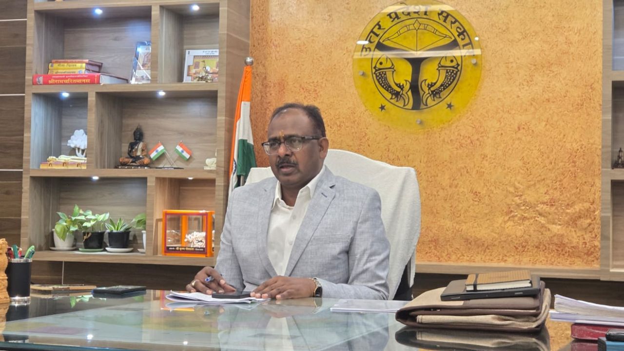 Maharajganj News: तीसरे दिन भी DM संतोष कुमार शर्मा ने सुनी मतदाताओं की शिकायतें, तुरंत दिए समाधान के निर्देश