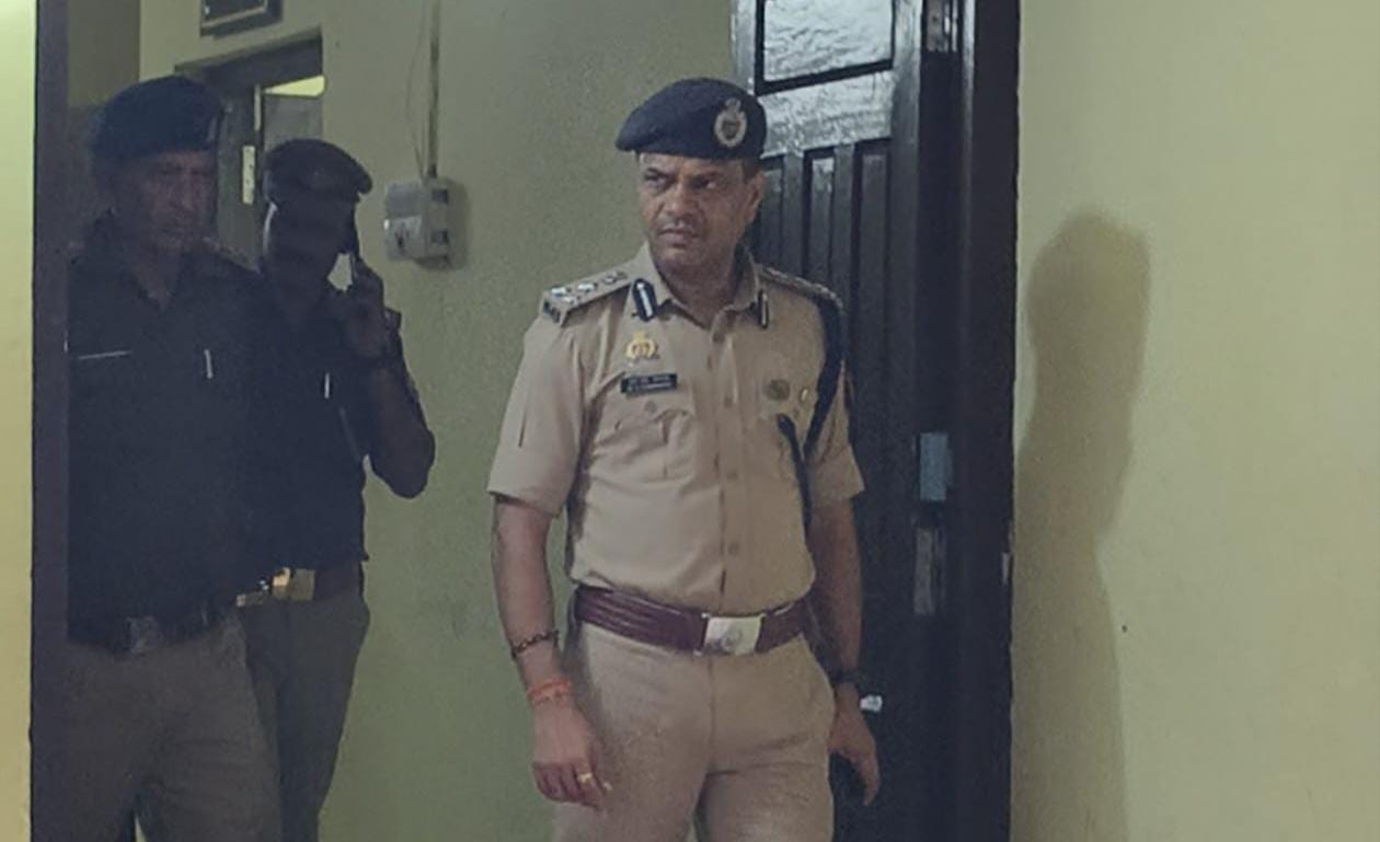 डीआईजी ने पनियरा थाने का औचक निरीक्षण, कमियों को दूर करने के दिए निर्देश