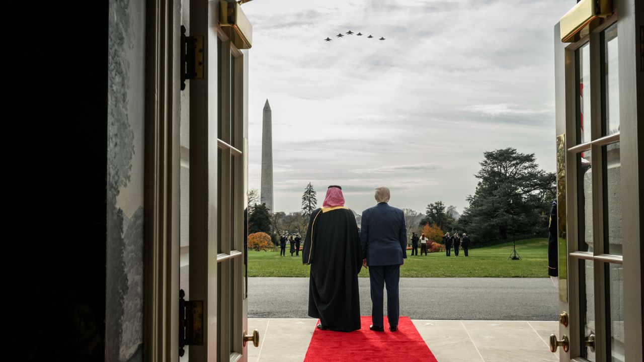 अमेरिकी राष्ट्रपति डोनाल्ड ट्रंप और सऊदी क्राउन प्रिंस मोहम्मद बिन सलमान की व्हाइट हाउस में हुई यह मुलाकात दोनों देशों के रिश्तों के लिए अहम मानी जा रही है। ओवल ऑफिस में दोनों नेताओं ने हाथ मिलाकर वार्ता की शुरुआत की।