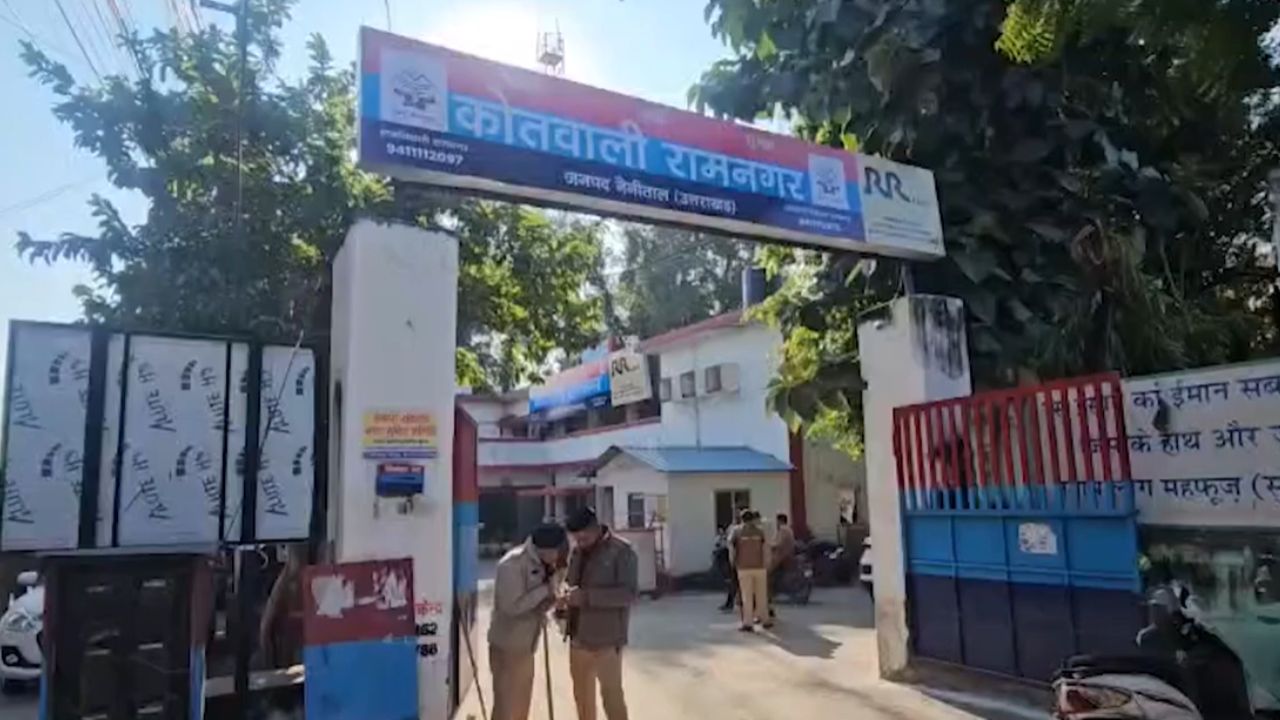 Video: फरार चल रहा मदन जोशी अचानक पहुंचा थाने, रामनगर मांस विवाद में नई हलचल