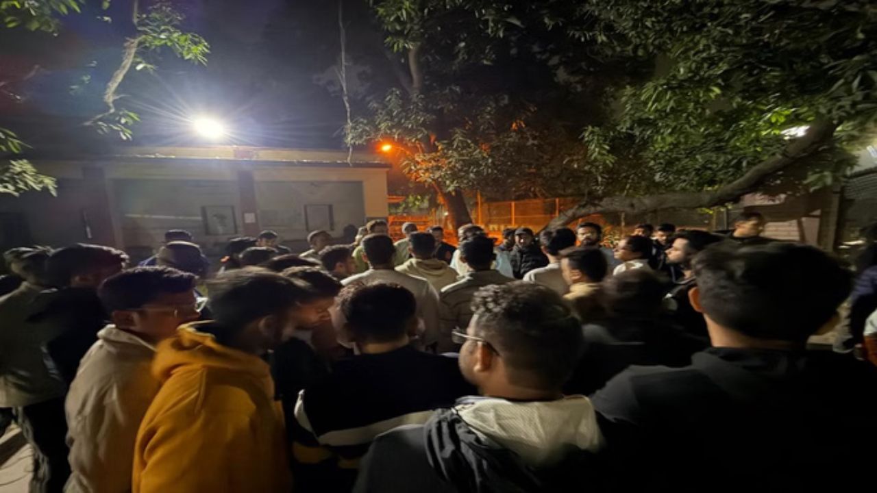 Varanasi: बीएचयू में बवाल, जूनियर डॉक्टरों के साथ अज्ञात युवकों ने की मारपीट, रेजीडेंट डाक्टरों ने दिया अल्टीमेटम