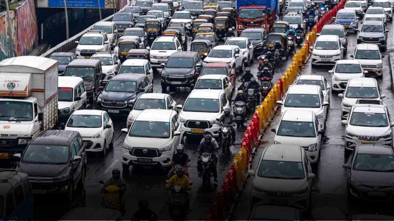 भारत में  पुराने व्हीकल फिटनेस टेस्ट की फीस बढ़ी, जानें सरकार ने क्यों लिया ये बड़ा फैसला और किसे चुकाने होंगे ज्यादा पैसे?