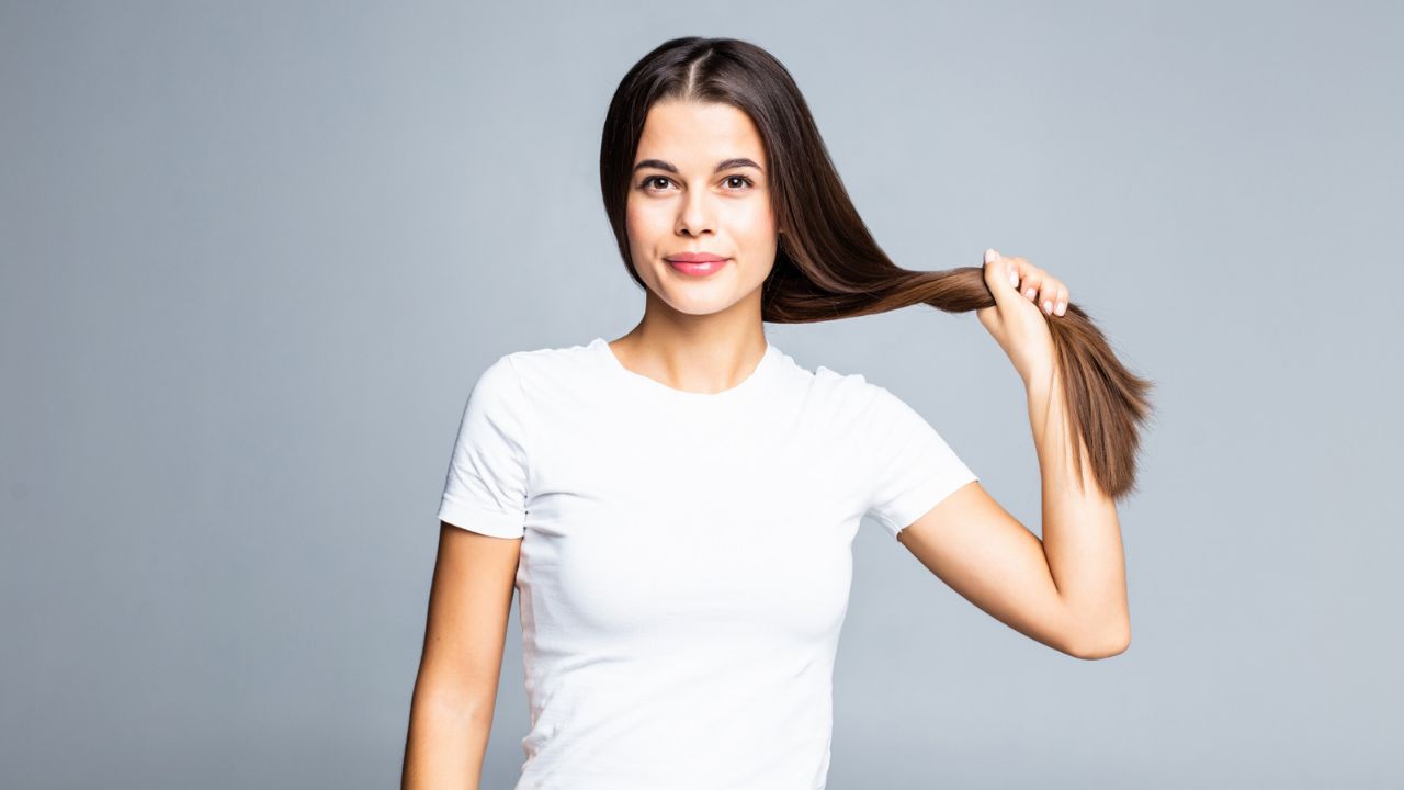 विटामिन्स ही नहीं जिंक, आयरन और अन्य मिनरल्स बालों की जड़ों को मजबूत कर घनत्व बढ़ाने में मदद करते हैं। संतुलित आहार और आवश्यक सप्लीमेंट्स बालों को स्वस्थ, चमकदार और लंबे समय तक मजबूत बनाए रखते हैं। (Img: Freepik)