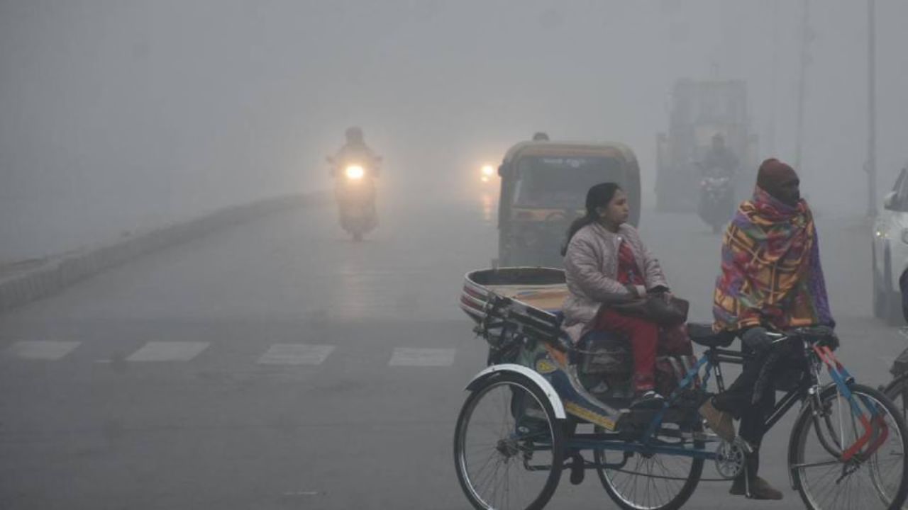 UP Weather Update: ठंडी हवाओं से कांपे लोग, भारी कोहरा बना मुसीबत; जानें आगे कैसा रहेगा मौसम
