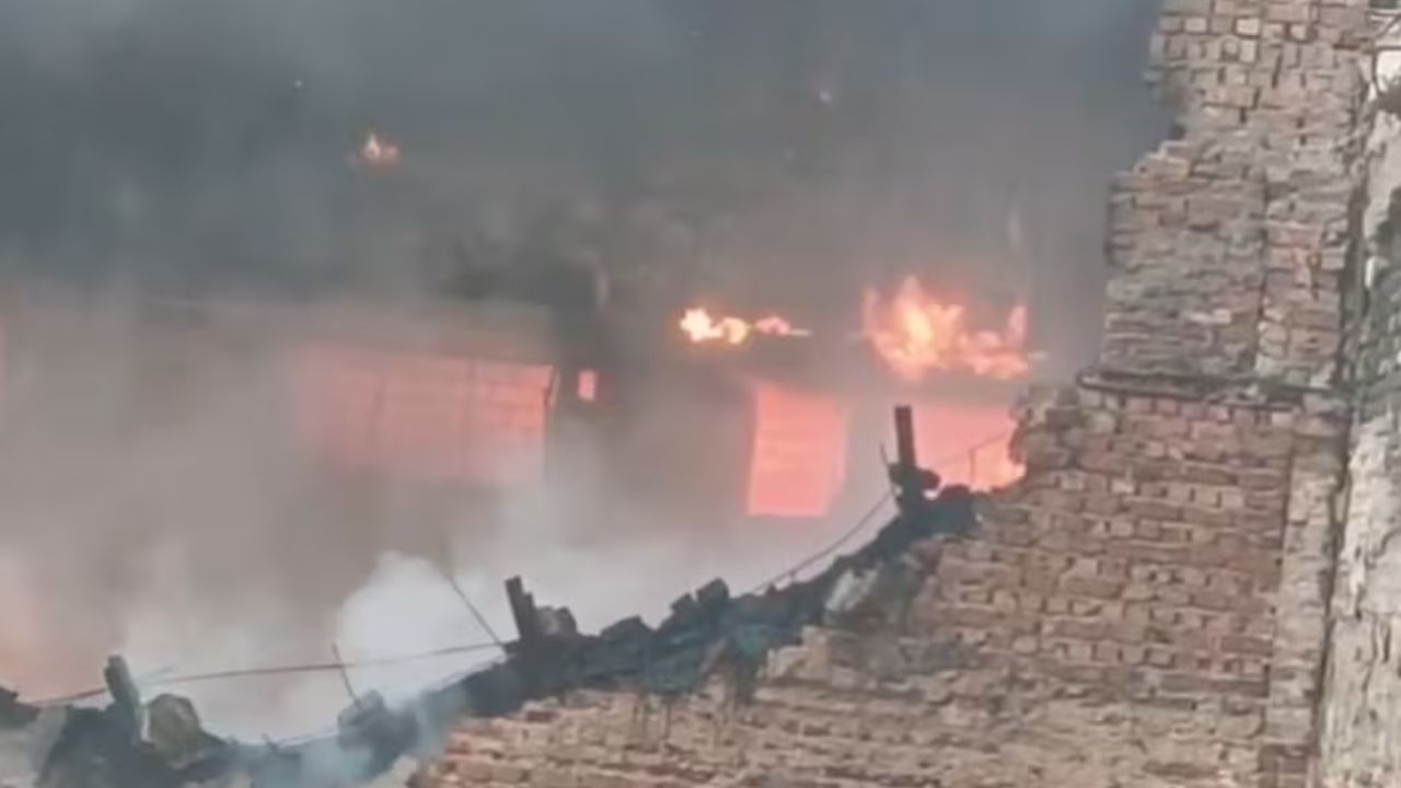 Delhi Fire Incident: वजीरपुर की बर्तन फैक्ट्री में भीषण आग, फायर ब्रिगेड की 9 गाड़ियां मौके पर मौजूद