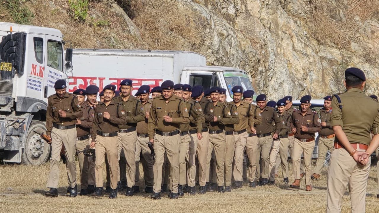 Uttarakhand News: रुद्रप्रयाग पुलिस लाइन में शुक्रवार की साप्ताहिक परेड, टोलीवार ड्रिल और फिटनेस का जोर