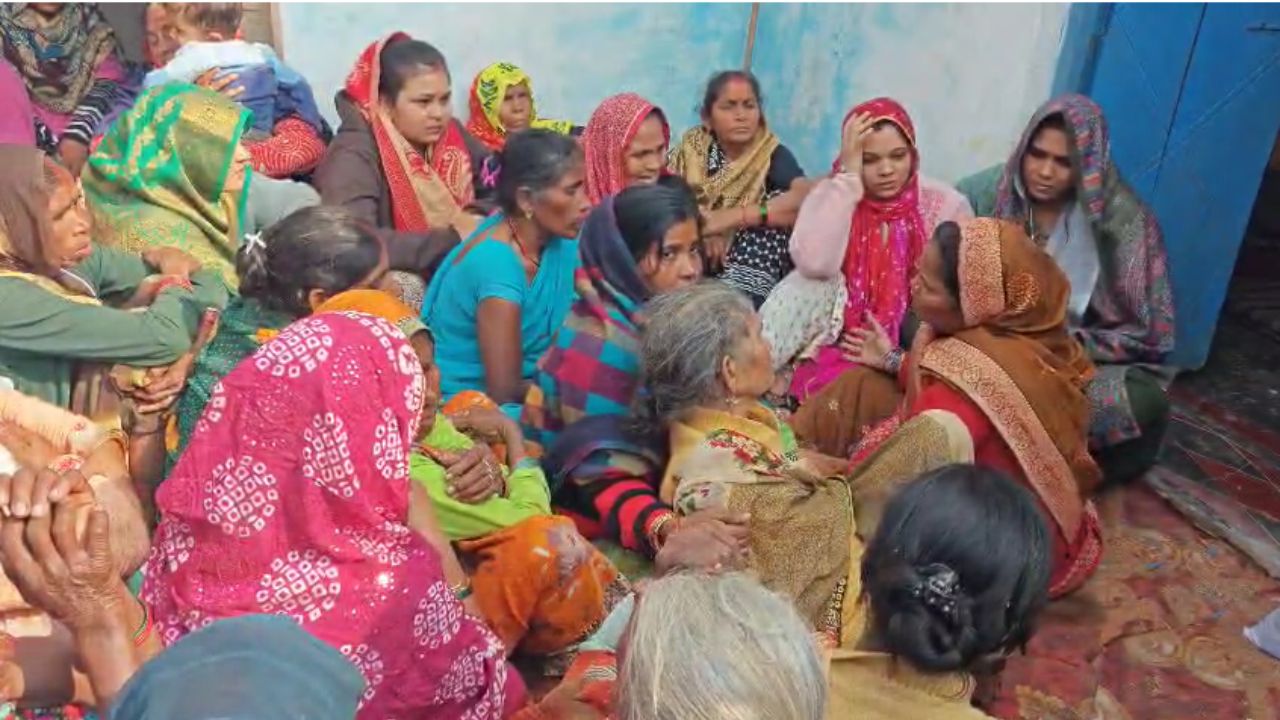 Fatehpur News: खजुहा कस्बे में लेखपाल ने उठाया खौफनाक कदम, मामले की जांच पड़ताल में जुटी पुलिस