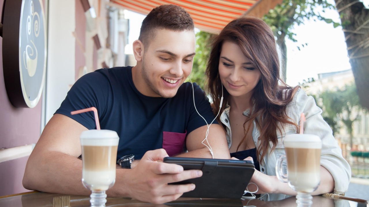 2. Love-Loreing: डेटिंग अब सिर्फ रिलेशनशिप की तलाश नहीं रह गई है, बल्कि एक्सपीरियंस के लिए की जा रही है। लोग हर मुलाकात को एक नई कहानी की तरह जीना चाहते हैं।