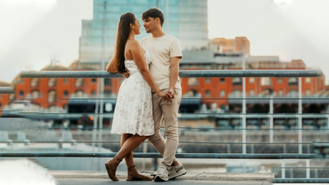 3. Curveball-Crushing: “अनएक्सपेक्टेड मैच” अब न्यू नॉर्मल बनता जा रहा है। 2026 में रोमांस लोगों को सरप्राइज़ करेगा। लोग उनके लिए भी अट्रैक्शन महसूस कर रहे हैं, जिसे कभी उन्होंने “ना” कहा था।