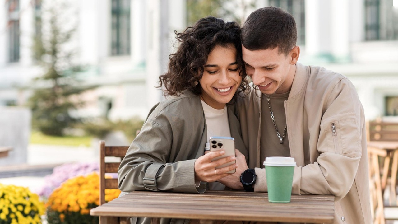 4. Truecasting: फिल्टर अब डेटिंग की किताब से हट रहे हैं। लोग असली चेहरा, असली आदतें, असली इरादों में भरोसा कर रहे हैं। डेटिंग प्रोफाइल्स में दिखावा कम, ऑथेंटिसिटी ज़्यादा दिख रही है।