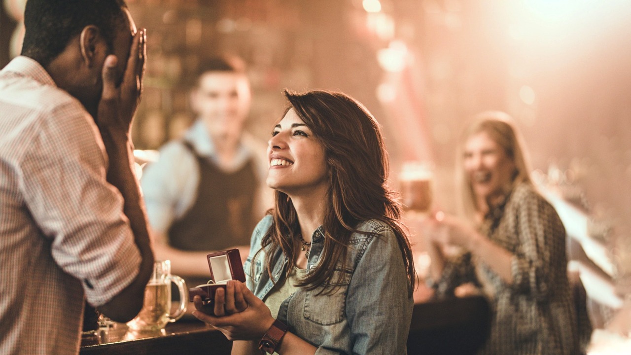 5. Status-Flexing: सिचुएशनशिप बहुत हो गई, अब और नहीं। लोग अब क्लियर लेबल्स चाहते हैं और उसी इरादे से आगे बढ़ रहे हैं। अब सभी को साफ जवाब चाहिए- चाहे वह डेटिंग फेज़ हो या कमिटेड।