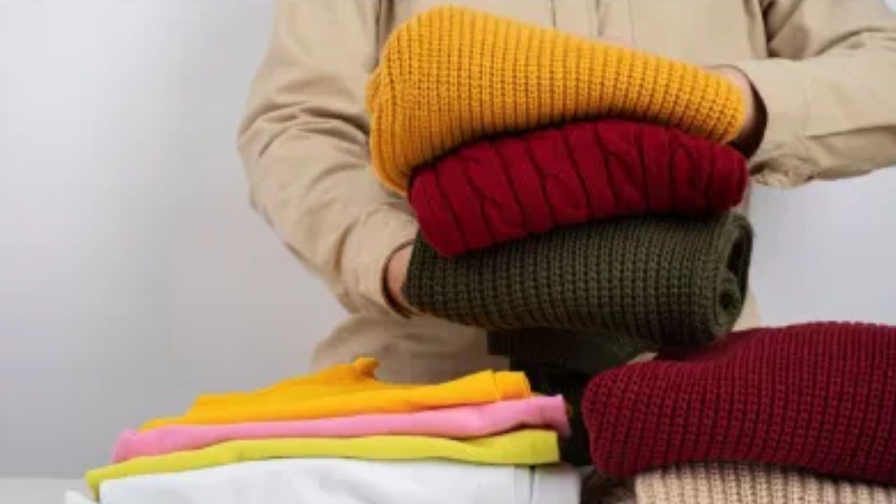 Winter Tips: स्वेटर और जैकेट से बासी बदबू कैसे हटाएं? अपनाएं ये स्मार्ट ट्रिक्स