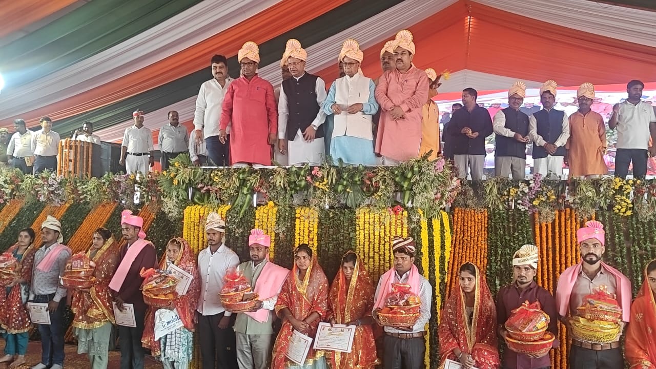 महराजगंज में भव्य सामूहिक विवाह समारोह, वर-वधू पर पुष्पवर्षा के बीच गूंजे मंगल गीत