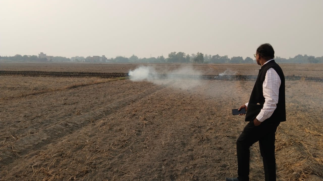 चौरी गांव में अचानक पहुंचे जिलाधिकारी, पराली जलाने से किसानों को रोका, दी कड़ी चेतावनी