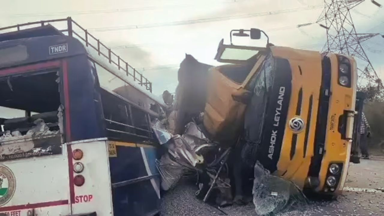 तेलंगाना में भीषण सड़क हादसा: ट्रक-बस की टक्कर में 16 की मौत, 10 घायल
