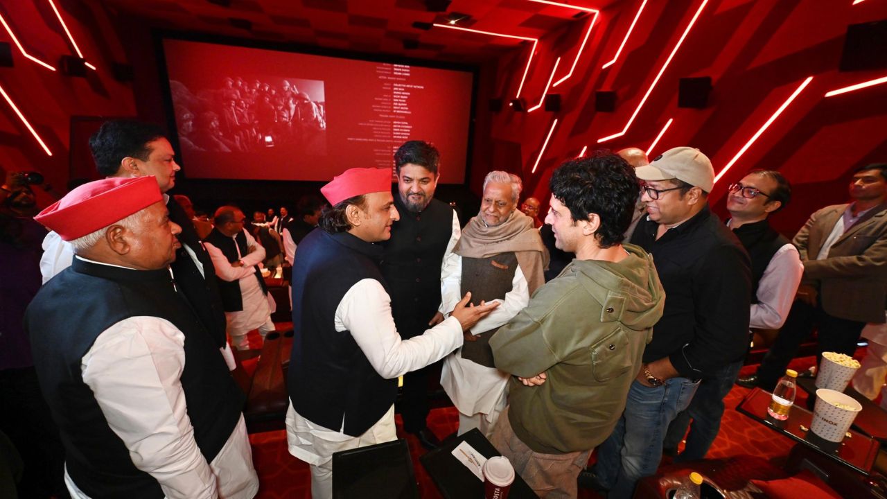 अखिलेश यादव ने सिनेमा हॉल में देखी ‘120 बहादुर’ फिल्म, फरहान अख्तर से मुलाकात के बाद भाजपा को घेरा