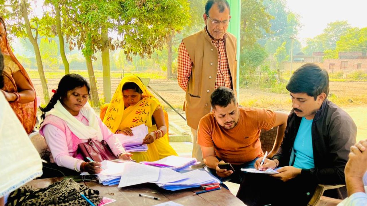 UP SIR: सपा प्रमुख अखिलेश यादव का निर्देश, कार्यकर्ता भरवा रहे वोटरों से फॉर्म