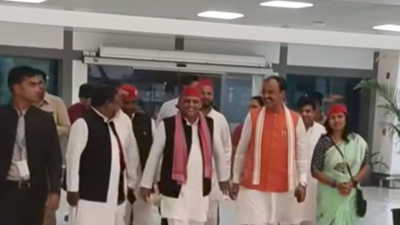 Bihar Election 2025: जब अखिलेश यादव और केशव प्रसाद मौर्य की अचानक हुई मुलाकात, जानिये क्या हुआ?