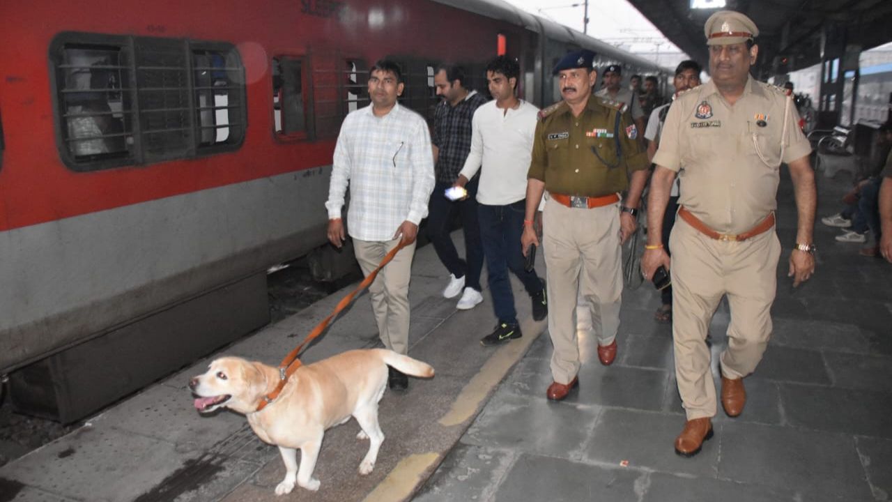 अलीगढ़ रेलवे स्टेशन पर अफरा-तफरी: विक्रमशिला एक्सप्रेस में बम की सूचना, पढ़ें पूरी खबर