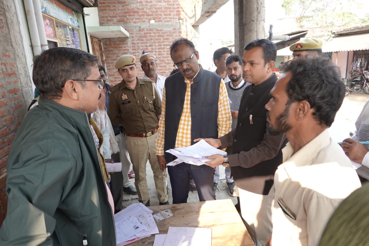 Maharajganj News: जिलाधिकारी ने पंचायत भवन में फार्मर रजिस्ट्री की प्रगति का किया निरीक्षण, अधिकारियों को दिए निर्देश