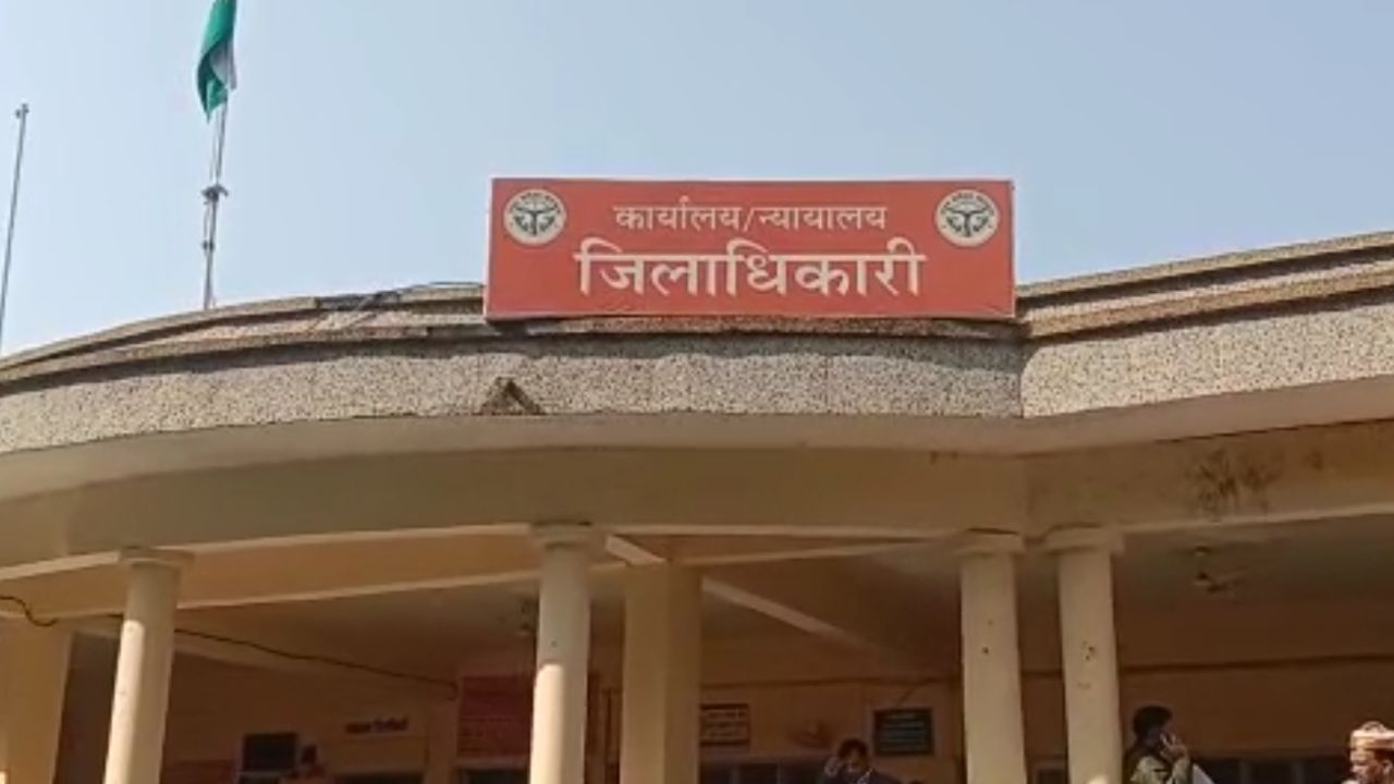 बाराबंकी कलेक्ट्रेट परिसर से बर्खास्त हुआ तो मुंशी बना फर्जी नोटरी, कमिश्नर के मुकदमे से हुआ बड़ा खुलासा