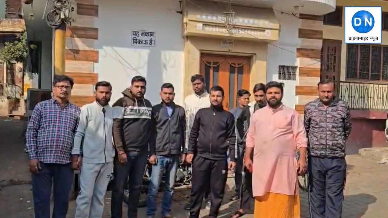 बुलंदशहर के लोगों ने अपने घर पर क्यों लगाया ‘मकान बिकाऊ है’ का पोस्टर?