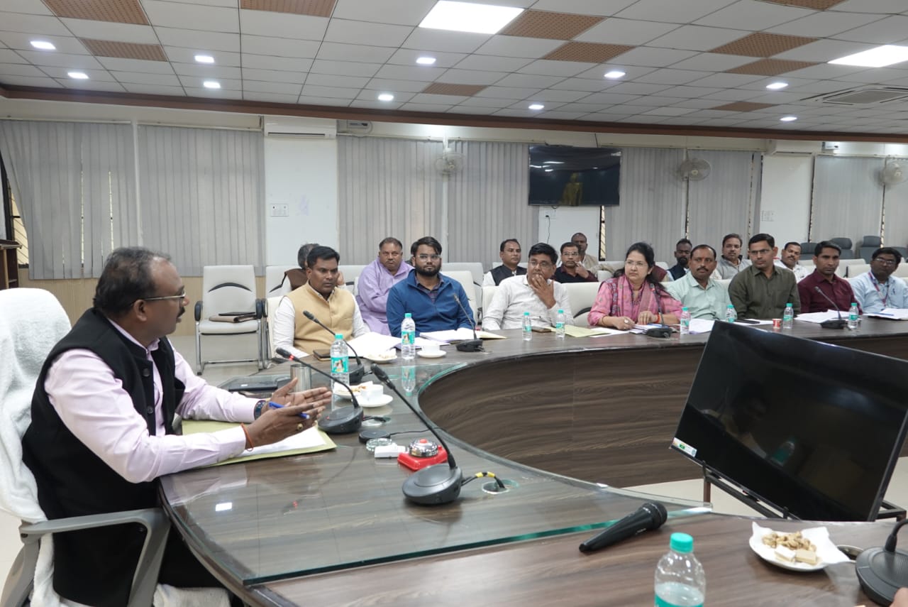 Maharajganj News: सीएम युवा योजना में लापरवाही पर भड़के महराजगंज DM, बैंकों को 7 दिन की अल्टीमेटम