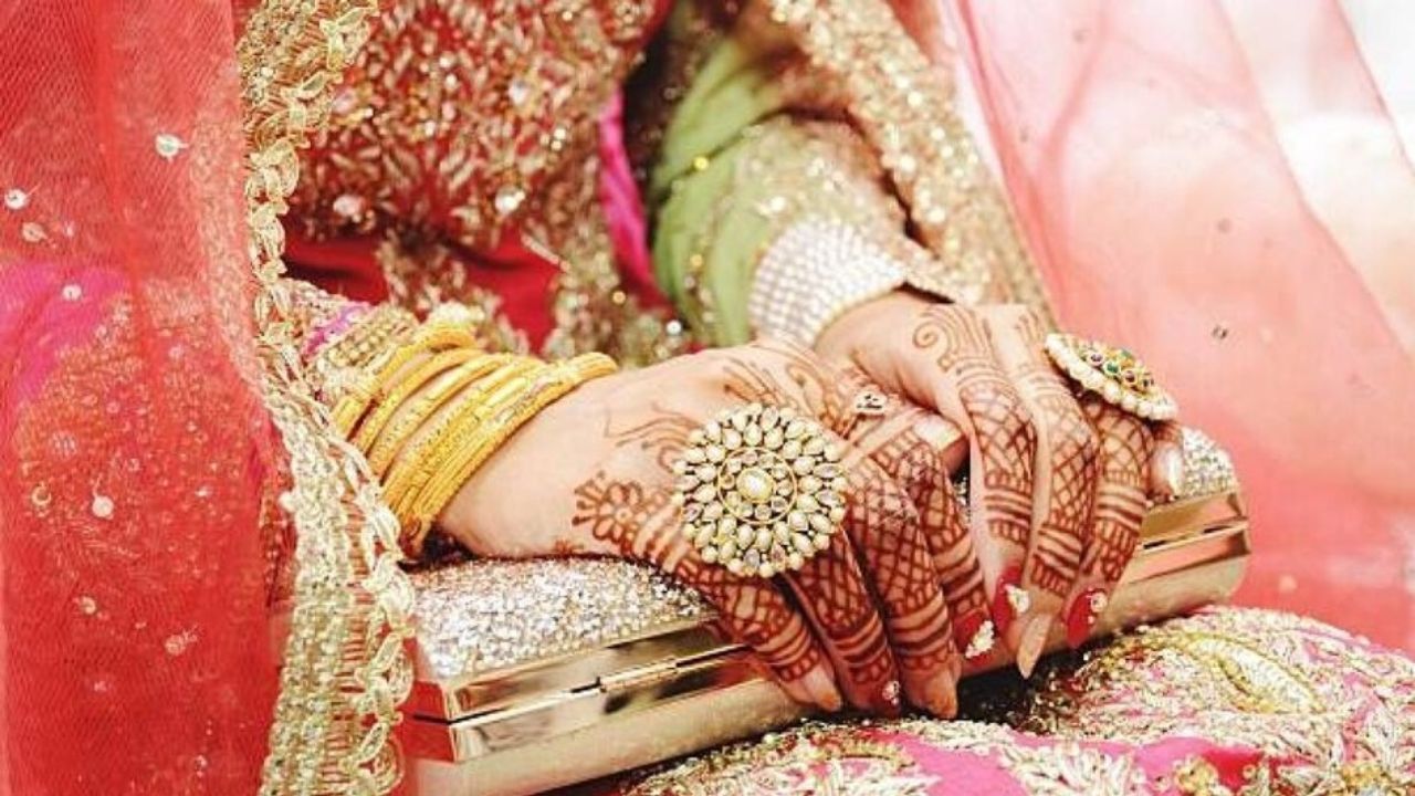 शादी में नया बेड ले आई दुल्हन, अंदर से आ रही थी आवाज; फिर जो हुआ उसे जानकर रह जाएंगे हैरान