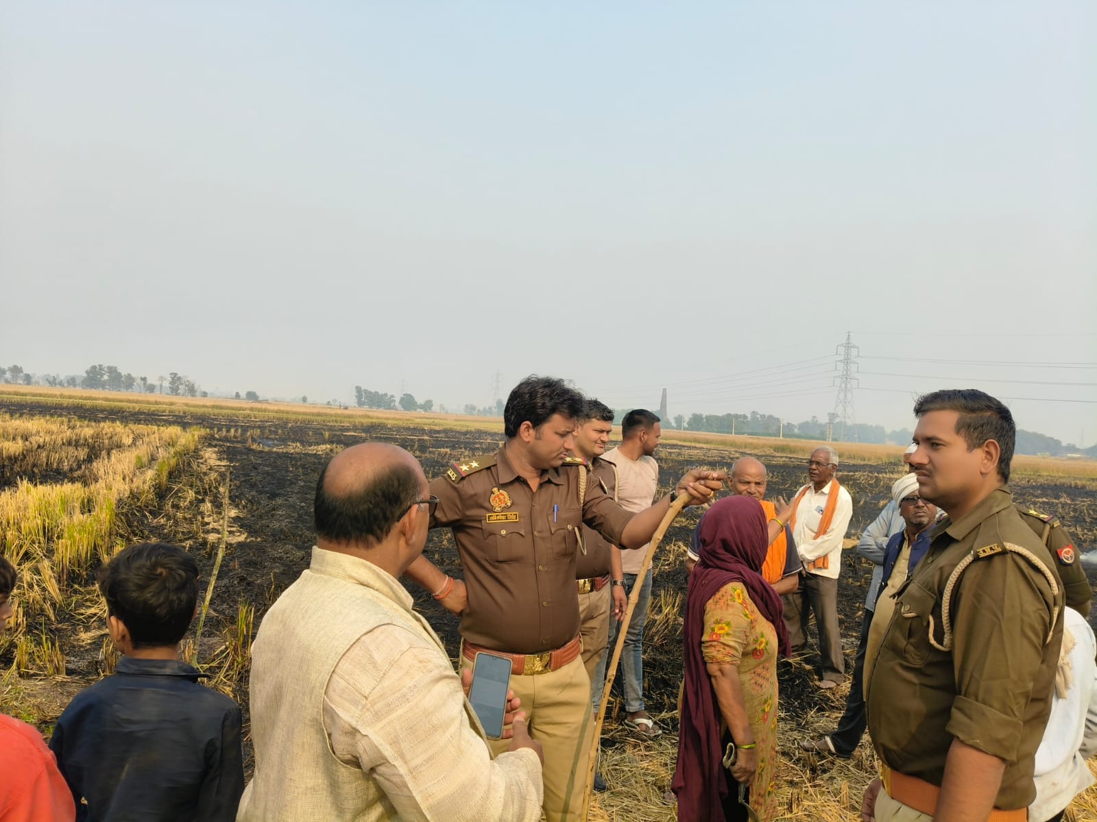 डीएम का नोटिस मिलते ही सरपट दौड़ी जनपद की पुलिस, खेतों में भागती दिखी टीमें; पराली बुझाने उतरे थानेदार