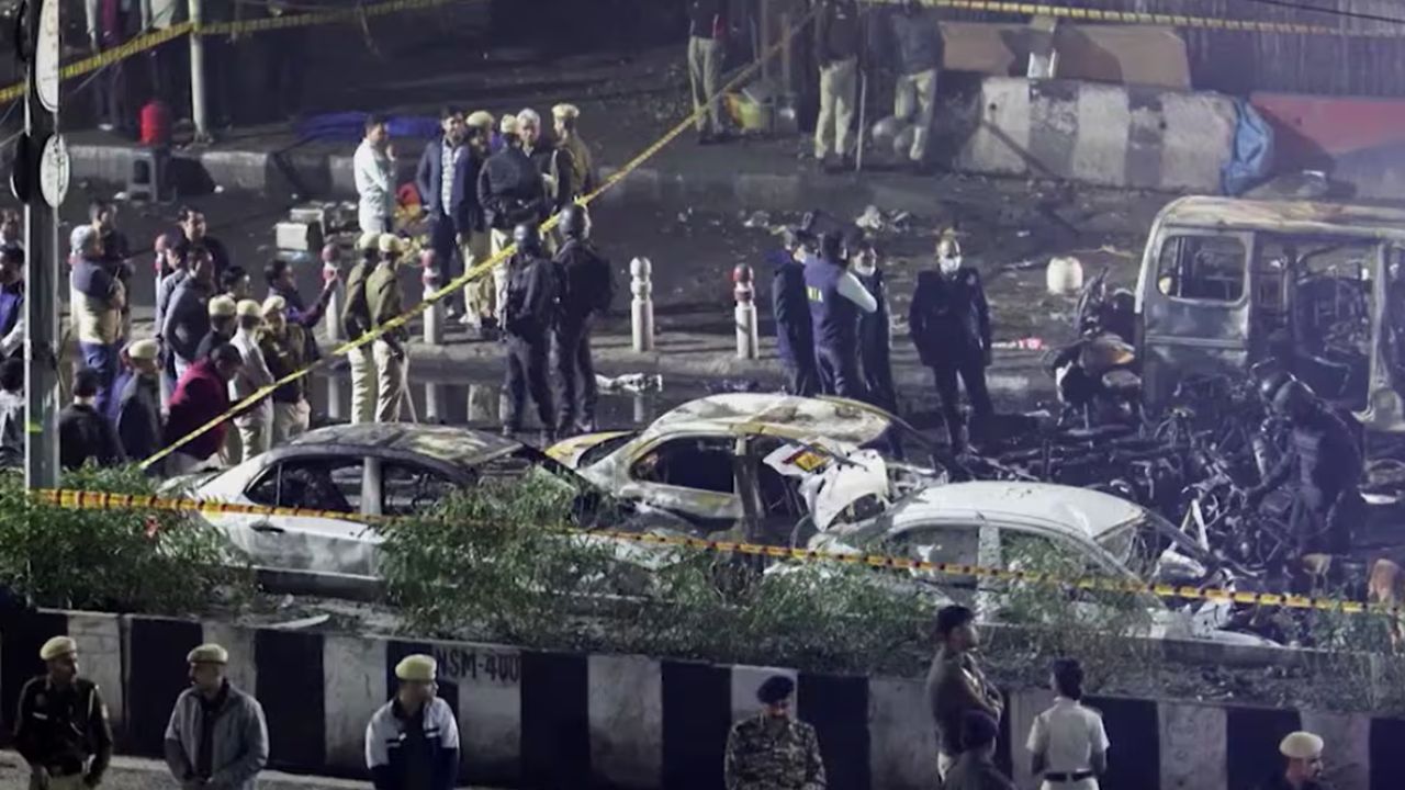 Delhi Blast Updates: i20 के बाद दूसरी गाड़ी की हुई केस में एंट्री, परवेज के घर पहुंचकर ATS ने मोड़ा जांच का एंगल!