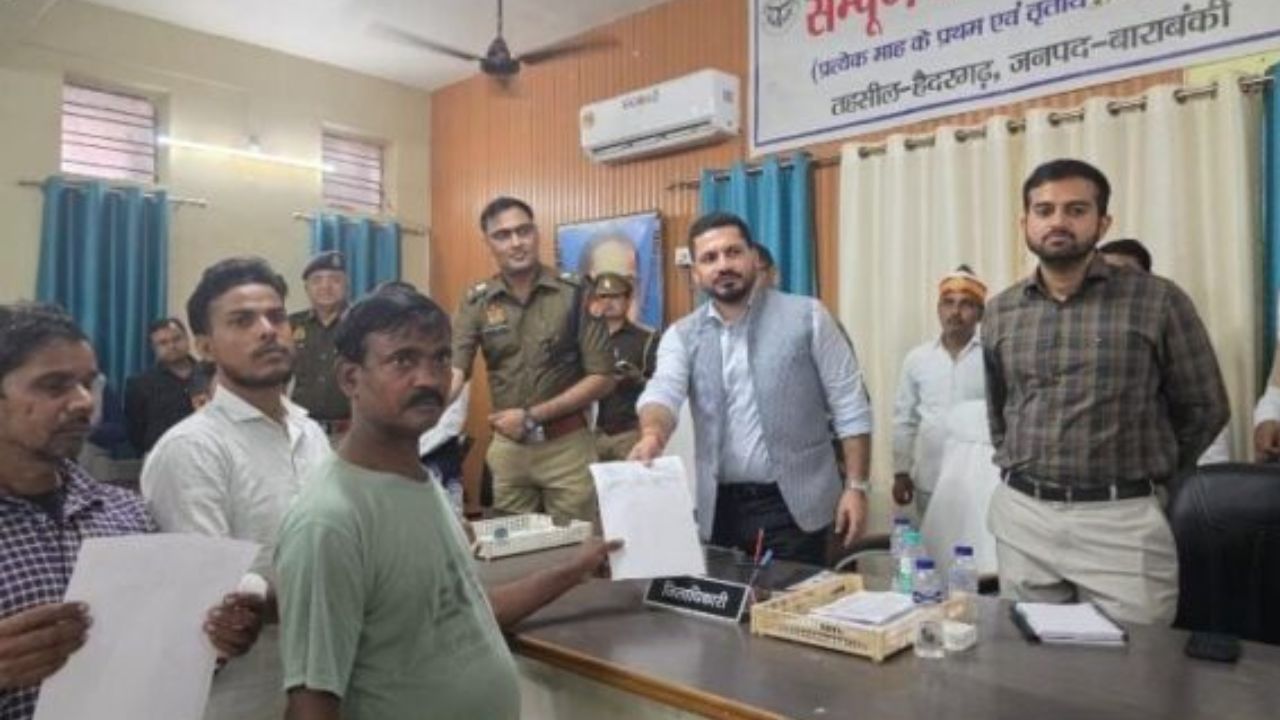 बाराबंकी डीएम की पहल से परिवारों को मिली अंत्योदय कार्ड की सौगात, सम्पूर्ण समाधान दिवस में 69 शिकायतों का तत्काल समाधान