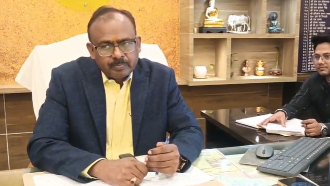 महराजगंज डीएम की अनोखी पहल: फोन पर सुनकर निपटा दी मतदाताओं की समस्याएं, शानदार कार्य करने वाले BLO को मिलेगा इनाम