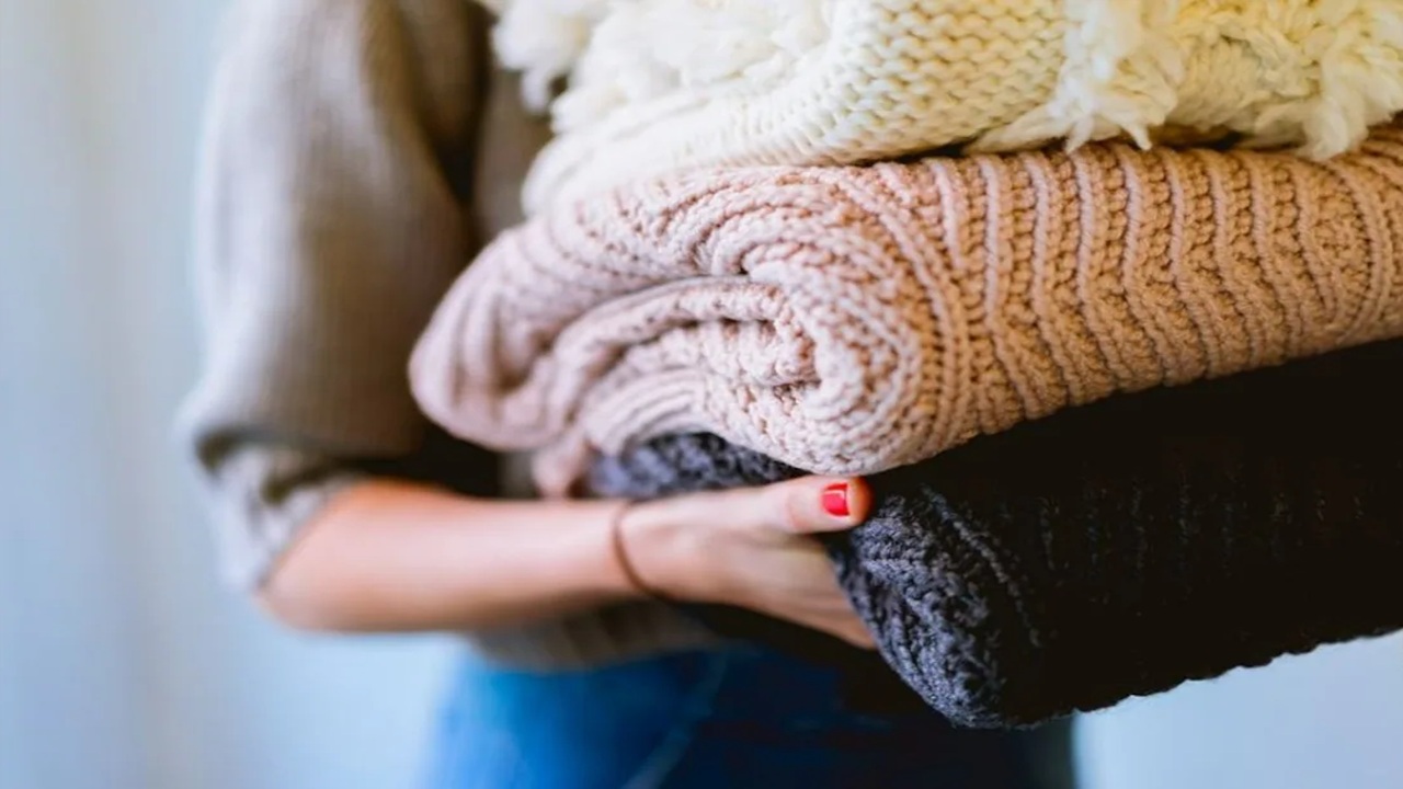 5. सही स्टोरेज: सर्दी के कपड़ों को स्टोर करने से पहले सुनिश्चित करें कि वे पूरी तरह सूखे हों। अलमारी में सिलिका जेल पैक, कपूर या नीम की पत्तियां रखें। ये नमी को सोखते हैं और बदबू को आने से रोकते हैं।