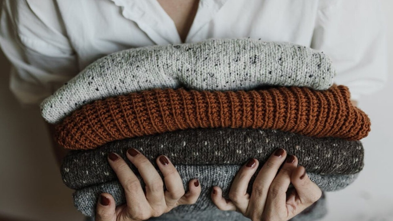 4. टी ट्री ऑयल: इसमें एंटी-फंगल गुण होते हैं। एक स्प्रे बोतल में पानी के साथ 8-10 बूंदें मिलाकर कपड़ों पर हल्का स्प्रे करें या वॉशिंग मशीन में कुछ बूंदें डाल दें। यह सीलन और फफूंदी की गंध को काफी कम कर देता है।