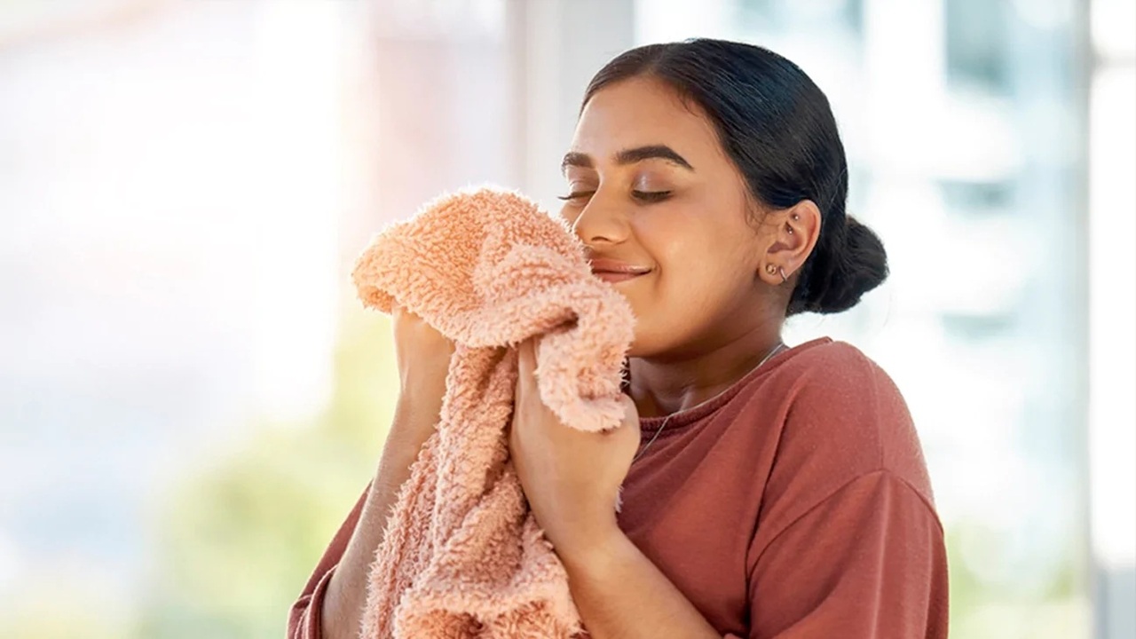 3. खुली धूप में सुखाएं: सीलन की बदबू अक्सर कपड़ों के पूरी तरह न सूखने की वजह से आती है। कपड़ों को तेज धूप में फैलाकर सुखाएं। धूप बैक्टीरिया को भी कम करती है और बदबू दूर करती है।