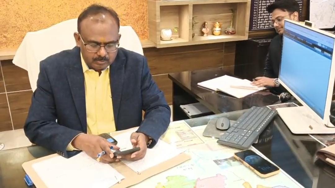 Maharajganj News: महराजगंज में जिलाधिकारी ने सुनी मतदाताओं की समस्याएं, तुरंत दिए निस्तारण के निर्देश