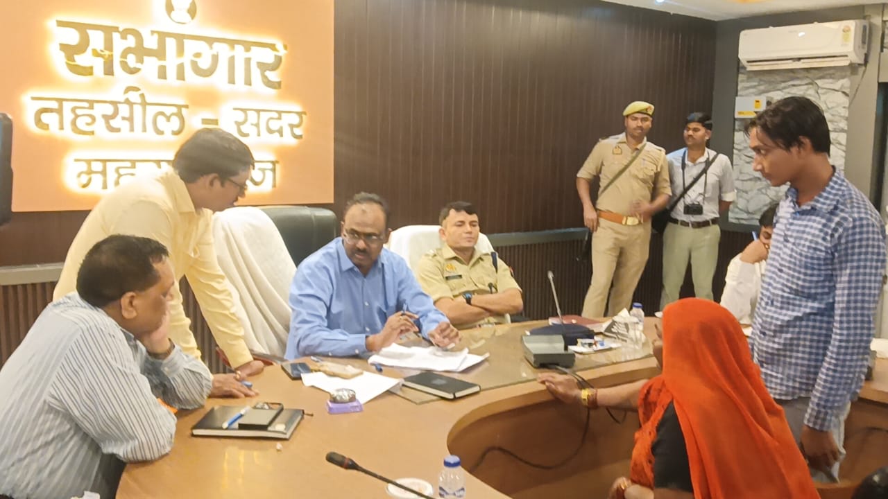 UP News: महराजगंज में जीवित महिला को “मृतक” दिखाने का खेल, ग्राम पंचायत अधिकारी सस्पेंड