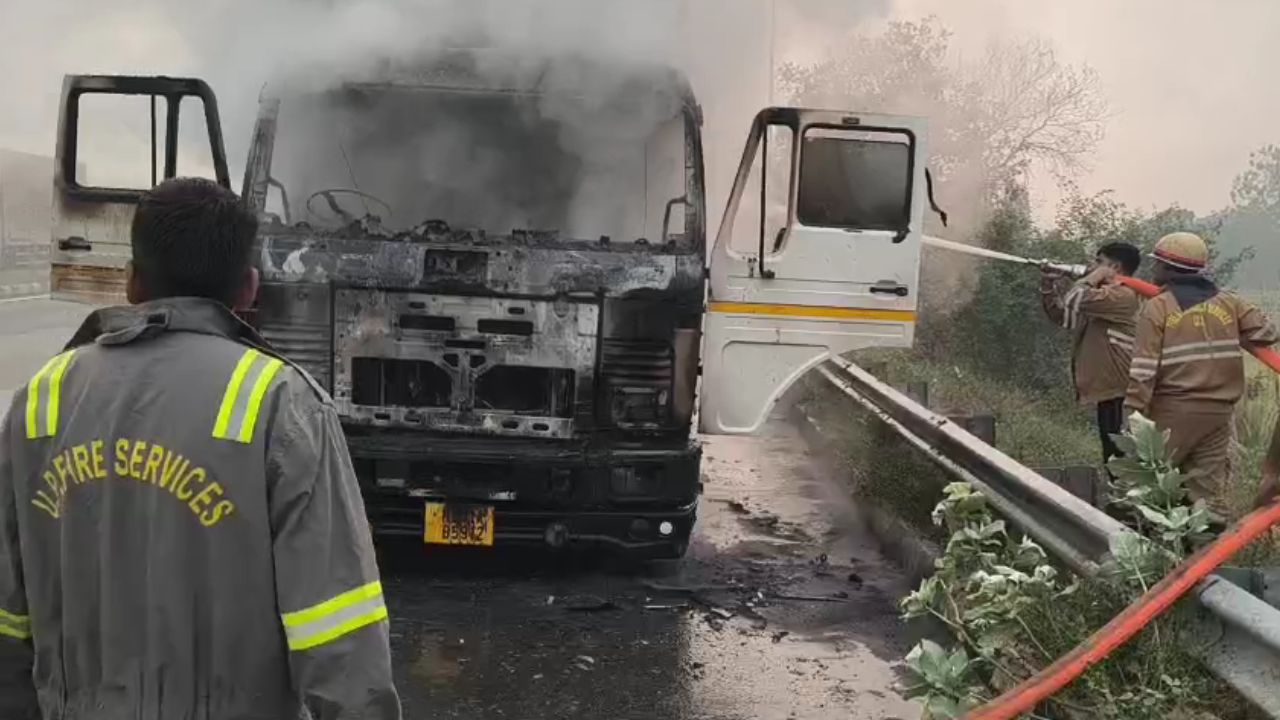 एटा में भीषण हादसा: चलते कंटेनर में लगी आग, चालक झुलसा; इलाके में मचा हड़कंप