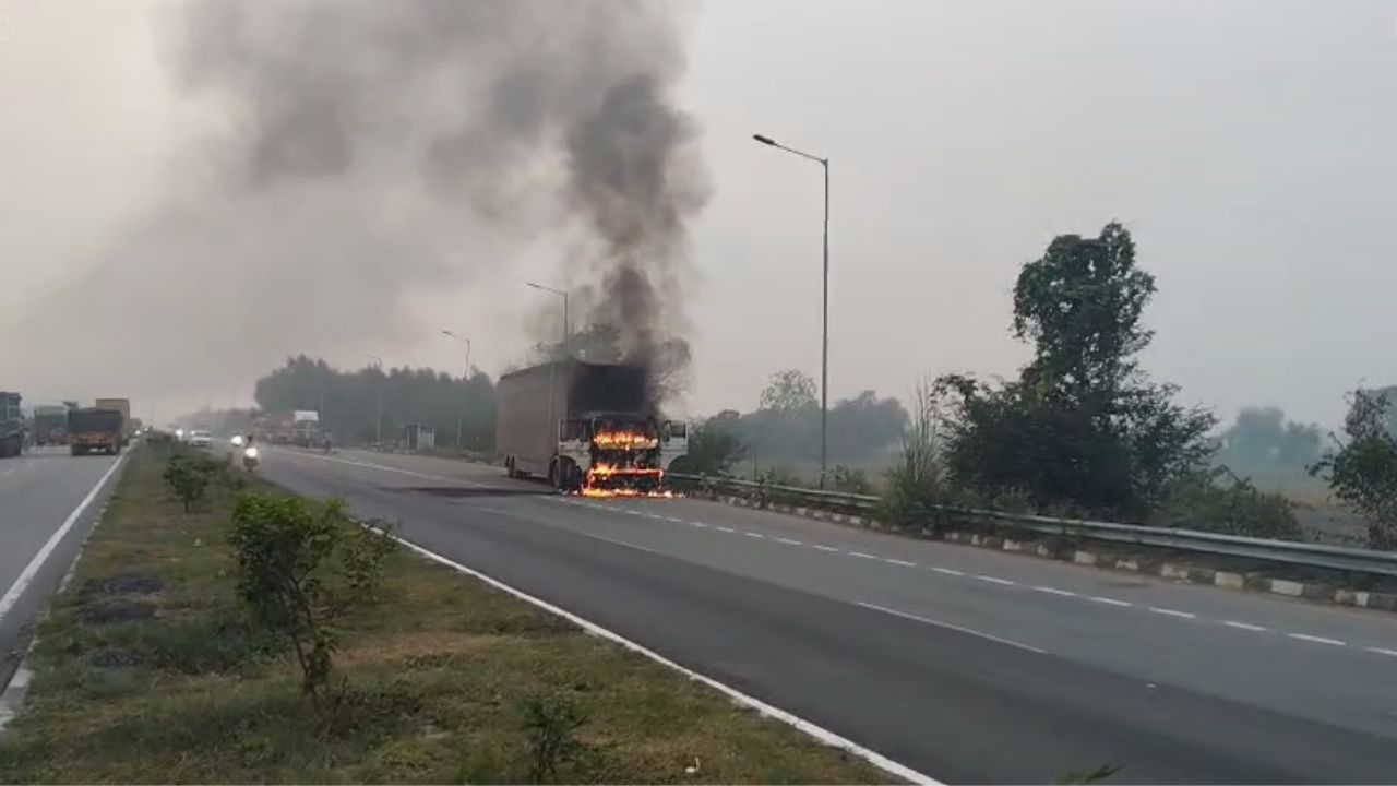 Video: एटा में चलता कंटेनर बना आग का गोला! भीषण लपटों में झुलसा चालक